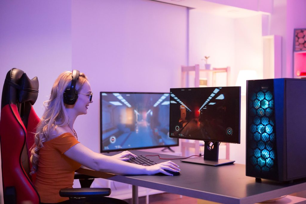 Une jeune femme devant son pc gaming